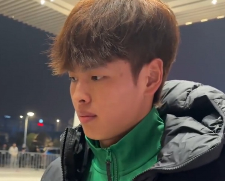 世界杯经典比赛-邓捷夫：教练一直鼓励我要有信心，一开始有些紧张但慢慢就放松了