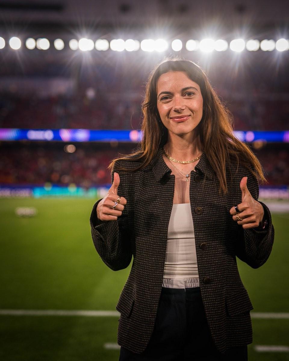 世界杯经典比赛-助威男足，邦马蒂到诺坎普现场观看巴萨与马竞的首回合比赛